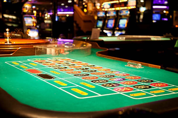 bugistoto live casino table with blackjack dealer and player action